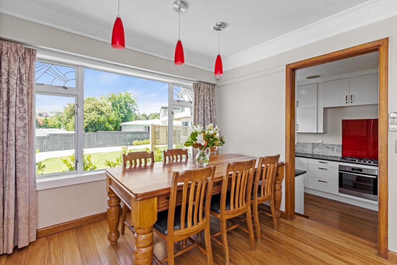 Live Large In The Village Havelock North Luaran gambar