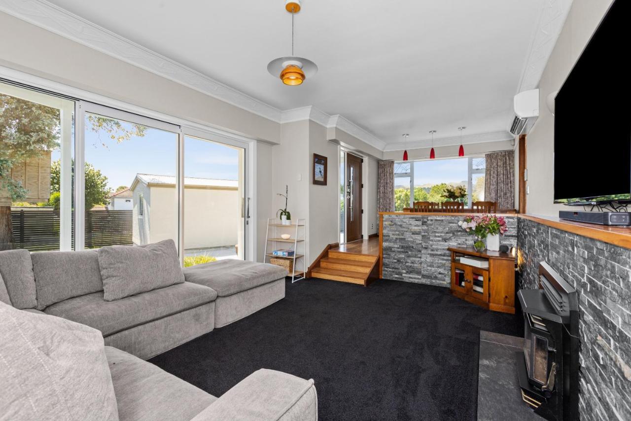 Live Large In The Village Havelock North Luaran gambar
