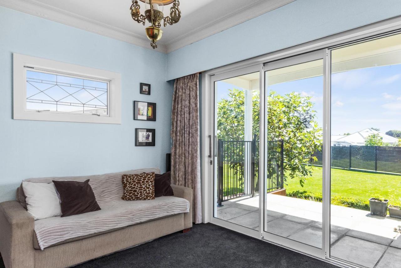 Live Large In The Village Havelock North Luaran gambar